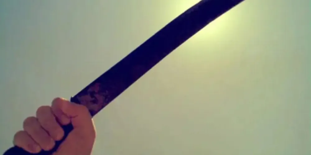 Vítima estava no banheiro quando o homem arrombou a porta e a atingiu com vários golpes de facão