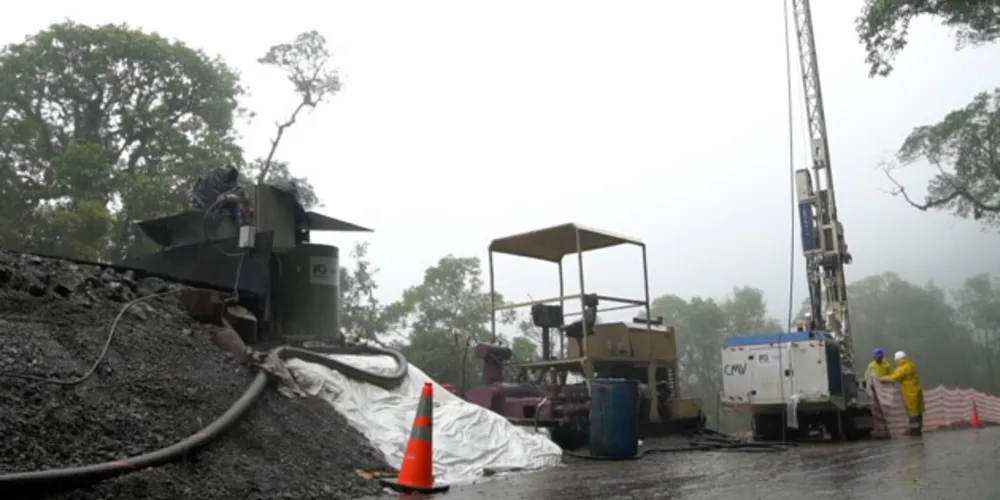 Foi organizada uma operação pare-e-siga na altura do km 7, onde estão em andamento obras de recuperação do aterro, danificado pelas chuvas e quedas de barreira, com o bloqueio total do trecho sendo retomado às 18h.