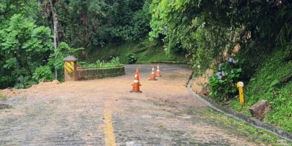 O escorregamento aconteceu no talude entre dois trechos da Graciosa