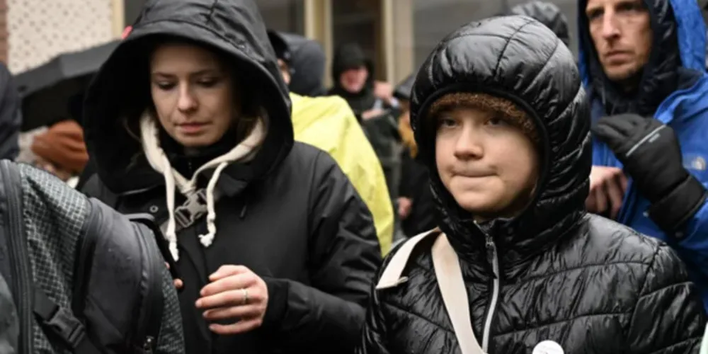 Thunberg foi detida enquanto protestava na mina de carvão a céu aberto de Garzweiler 2, a cerca de 9 quilômetros de Luetzerath, onde ela se sentou com um grupo de manifestantes perto da borda da mina.