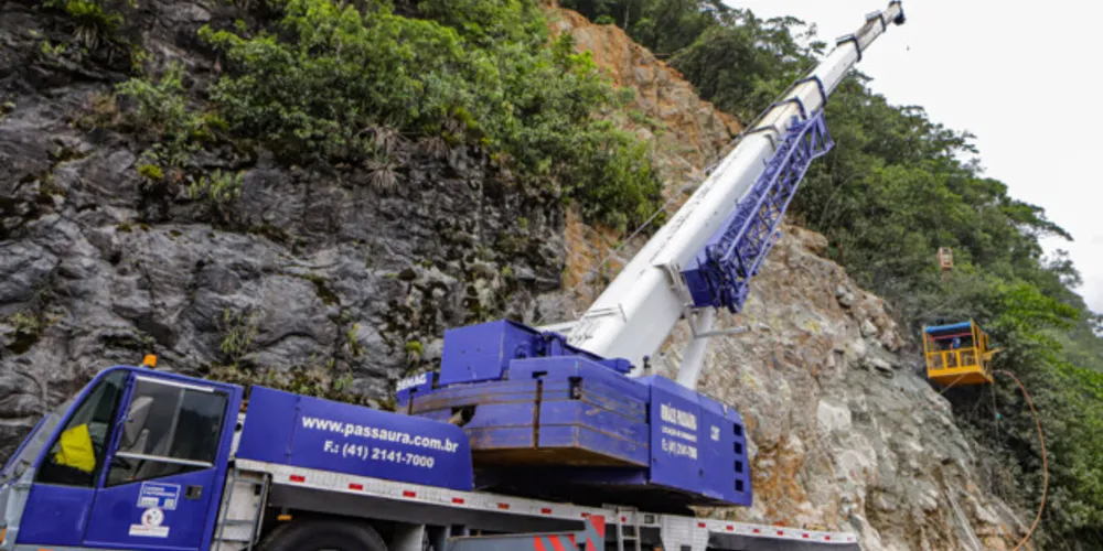 Guindastes realizam a recuperação do morro na BR 277, sentindo litoral paranaense, nas proximidades do viaduto do padre.