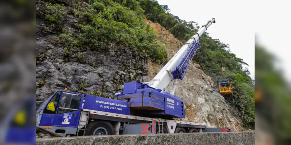 Guindastes realizam a recuperação do morro na BR 277, sentindo litoral paranaense, nas proximidades do viaduto do padre.