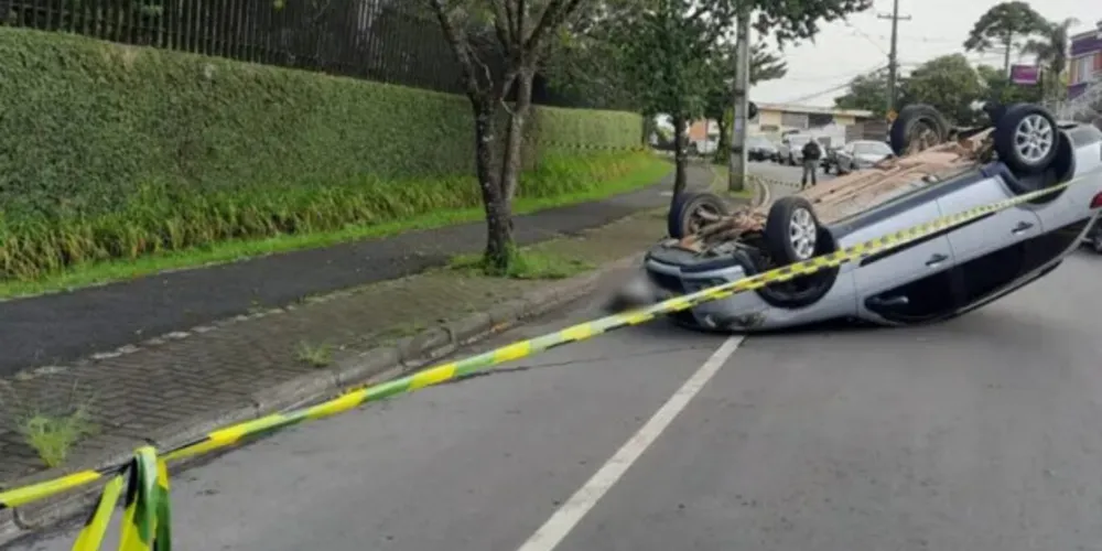 Carro teve uma pane, motorista tentou fazê-lo pegar embalando, mas veículo bateu em árvore e tombou em cima dele