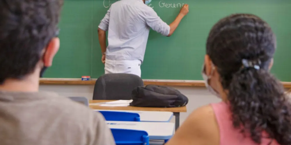 No primeiro semestre ainda estarão em andamento as aulas do ano letivo de 2022, que tiveram atraso em função da pandemia. Calendário orienta professores e alunos a programar o ano.