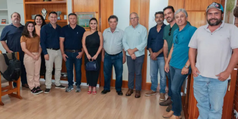 Prefeito de Telêmaco Borba, Dr. Márcio; e prefeita de Imbaú, Dayane Sovinski, posam ao lado de equipes