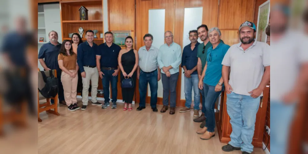 Prefeito de Telêmaco Borba, Dr. Márcio; e prefeita de Imbaú, Dayane Sovinski, posam ao lado de equipes