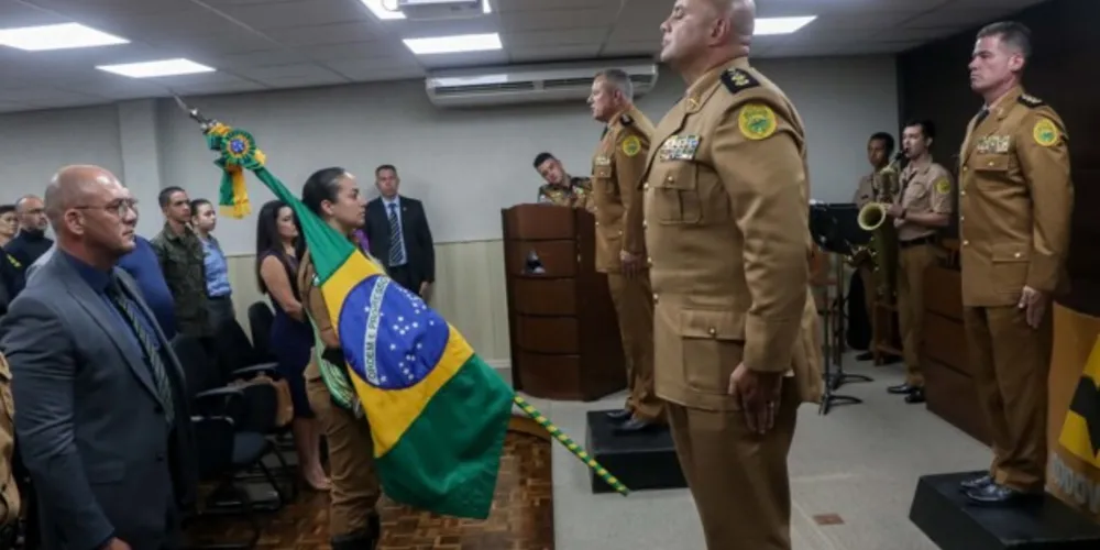O secretário de segurança, Cel. Hudson Leôncio Teixeira acompanhado pelo comandante geral da pm Cel. Sérgio Almir Teixeira e demais autoridades, participa da troca de comando da polícia militar rodoviária.