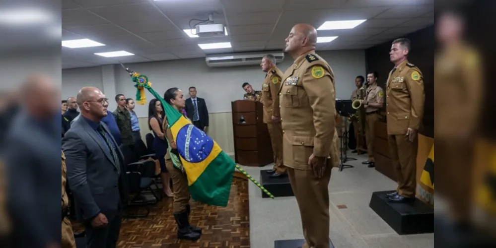 O secretário de segurança, Cel. Hudson Leôncio Teixeira acompanhado pelo comandante geral da pm Cel. Sérgio Almir Teixeira e demais autoridades, participa da troca de comando da polícia militar rodoviária.