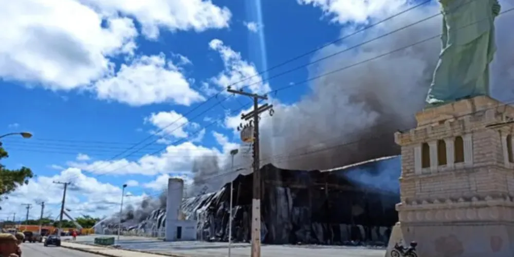 Várias equipes do Corpo de Bombeiros foram mobilizadas para o local, para controlar as chamas. Ninguém ficou ferido