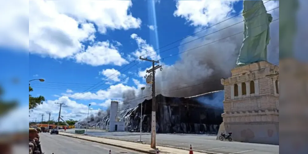Várias equipes do Corpo de Bombeiros foram mobilizadas para o local, para controlar as chamas. Ninguém ficou ferido
