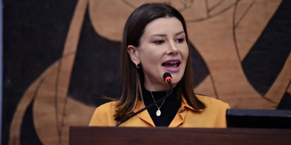 Joce Canto em discurso na Câmara Municipal de Ponta Grossa.