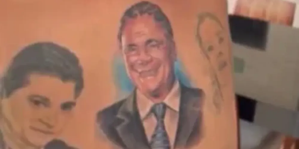 O senador Jorge Kajuru fez uma tatuagem nas costas com o rosto de Alvaro Dias, chefão de seu partido: "A única colorida", disse, ao exibi-la