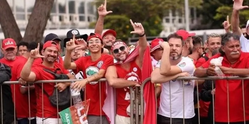 Apoiadores do novo chefe do Executivo federal chegaram cedo, na tentativa de conseguir o melhor lugar para vê-lo subir a rampa do Palácio do Planalto