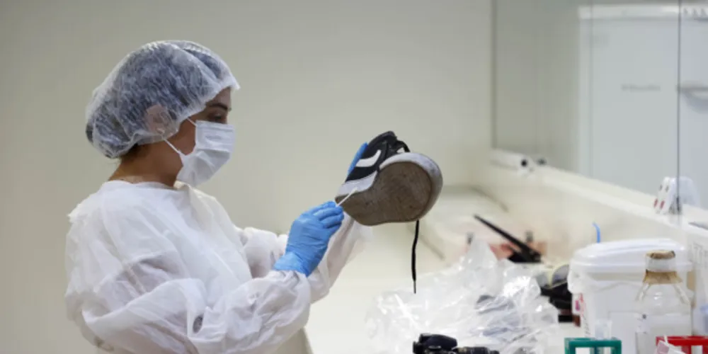 Laboratório de análise de genética molecular forense da Polícia Científica do Paraná,  que completou 20 anos e é referência para o Brasil.