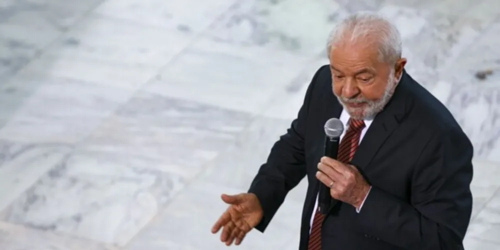 A falta de correção da tabela do imposto de renda nos últimos anos vai fazer com que, em 2023, pessoas que recebem um salário mínimo e meio tenham de pagar imposto pela primeira vez. A última atualização da tabela foi feita em 2015 e o limite atual para isenção é de quase R$ 1.903,98. Com o valor do mínimo em R$ 1.302, quem ganha um salário e meio ganha R$ 1.953, acima, portanto, da faixa de isenção