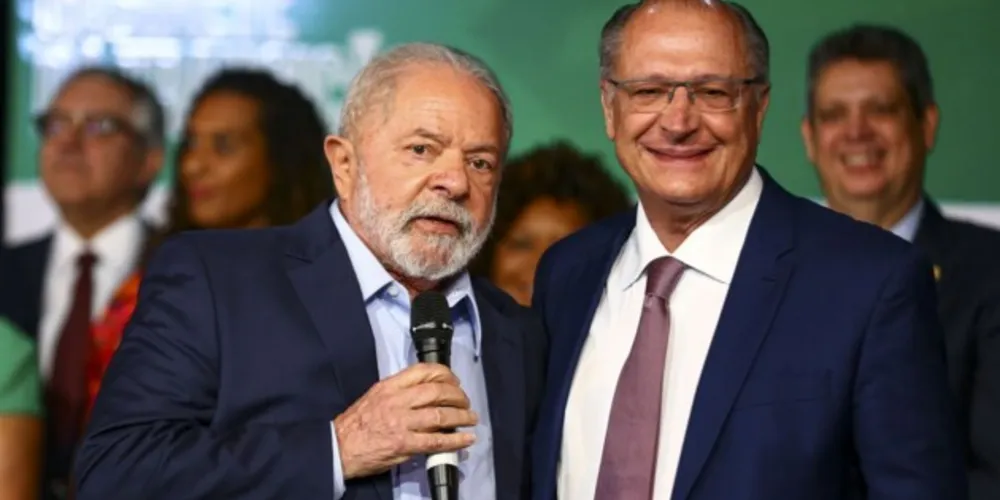 Lula assume a presidência pela primeira vez