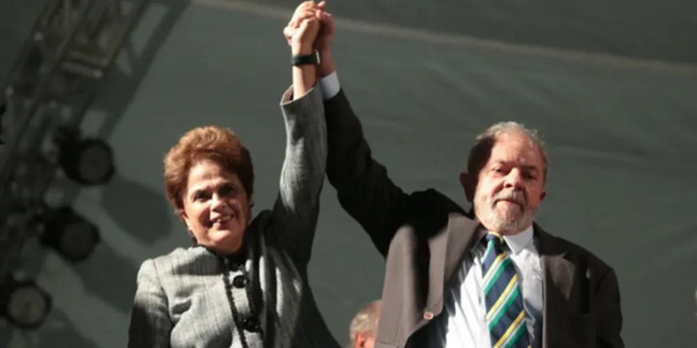 Chico Buarque, Daniela Mercury e Rodrigo França se manifestaram no Twitter com a hashtag "Dilma Passa a Faixa"