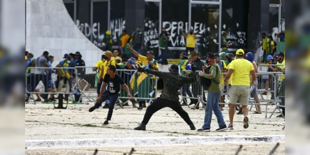 Atos antidemocráticos ocorreram na tarde deste domingo (8)