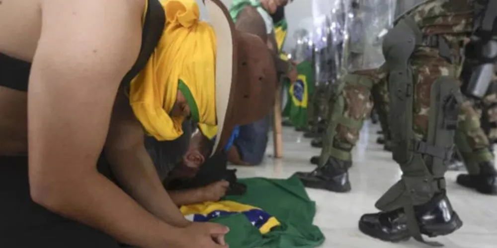 Foram encontrados processos de ameaça, injúria, violência doméstica, descumprimento de medida protetiva e furto, entre outros