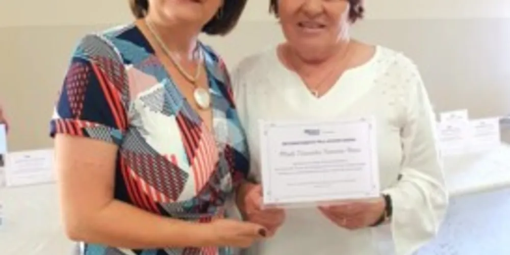 Secretária Simone Pereira Neves com a professora aposentada Marli Teresinha Carneiro Ribas