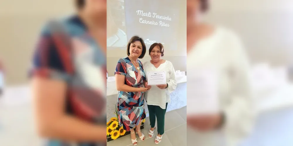 Secretária Simone Pereira Neves com a professora aposentada Marli Teresinha Carneiro Ribas