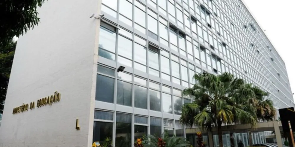 Santana justificou a revogação em virtude de sua publicação ter ocorrido “estranhamente, ao apagar das luzes