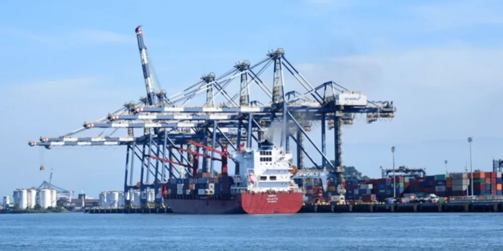 Do lado das importações, a quantidade comprada subiu 2,6%, e o preço aumentou 23,4%