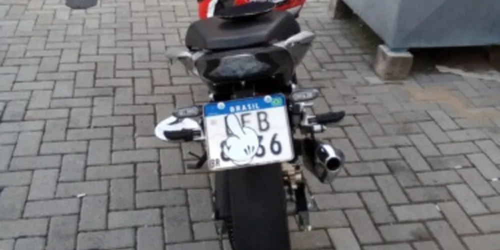 Adesivo impedia a visão das letras e números da placa