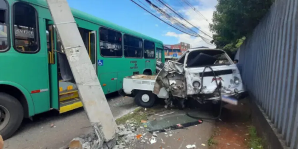 O motorista perdeu o controle o ônibus, bateu em carros, destruiu uma Kombi e quebrou um poste