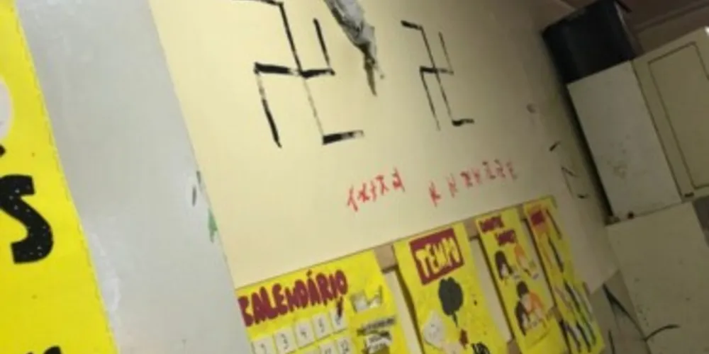 Na sala de aula estudam quatorze crianças que têm entre um e um ano e nove meses