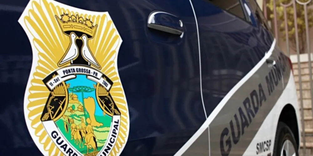 Os guardas municipais foram até a residência do indivíduo por conta de uma denúncia de perturbação do sossego e constaram que havia um mandado de prisão em aberto