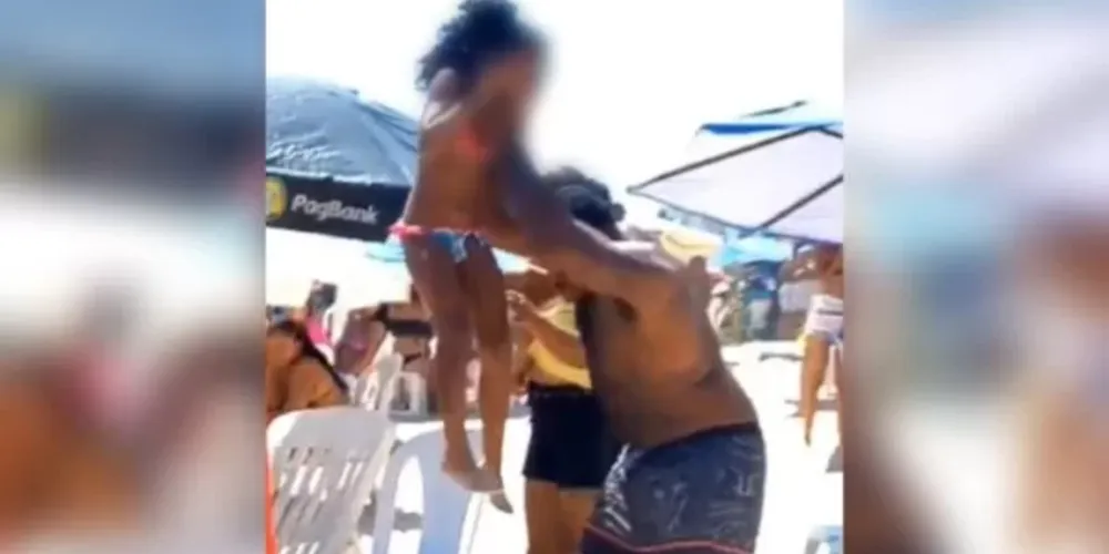 Crianças foram agredidas com chineladas e uma chegou a ser arremessada no chão. Agressões aconteceram na frente de banhistas na praia