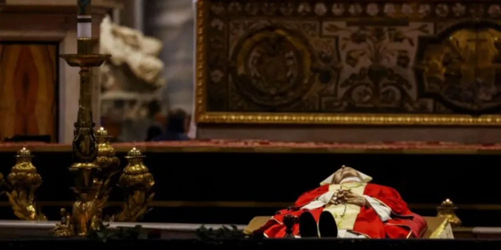 Fiéis começaram a chegar de madrugada à Praça de São Pedro