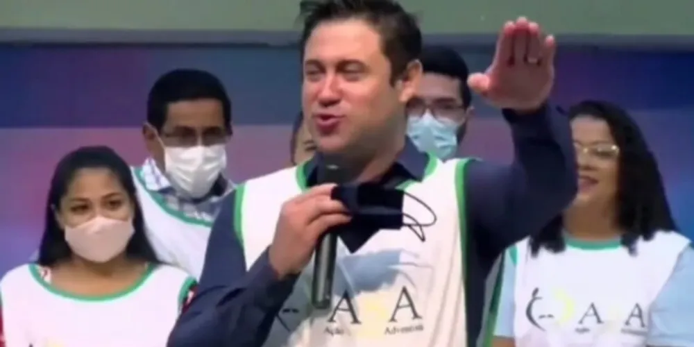 O pastor disse: "Nem Hitler em todo a sua glória", e em seguida fez a saudação nazista, aos risos.