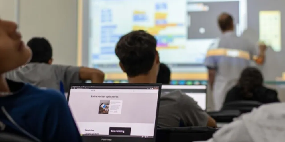 Estado investe em tecnologia e eleva desempenho dos estudantes