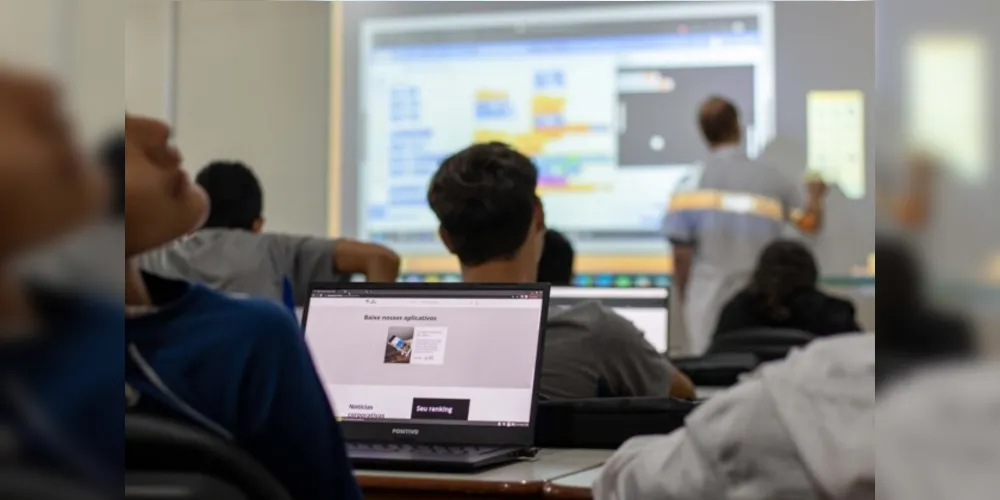 Estado investe em tecnologia e eleva desempenho dos estudantes