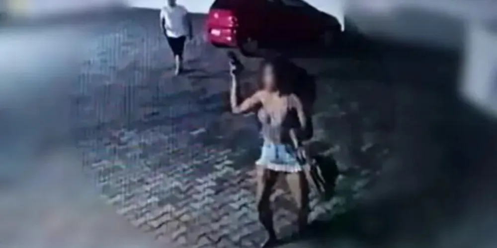 Nas imagens das câmeras de segurança é possível ver que a travesti e o policial discutem, até que ela vai para cima dele