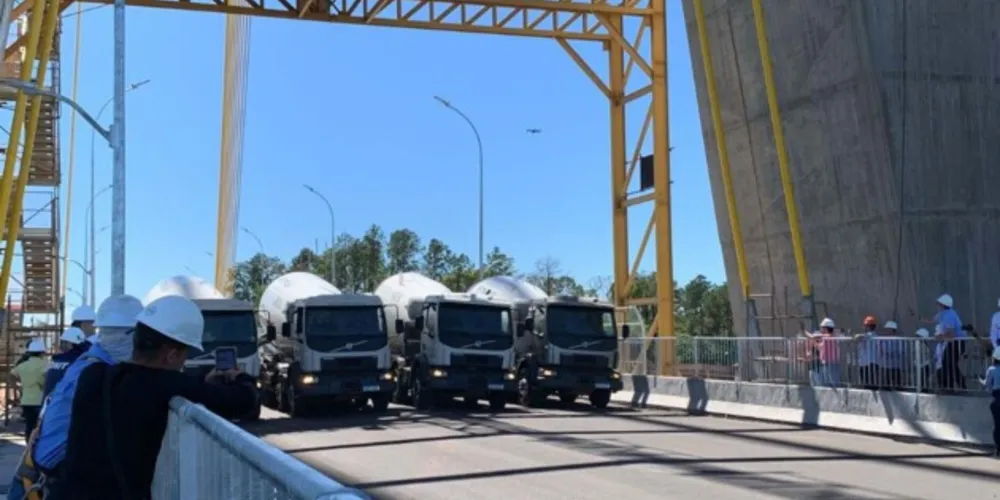 Este ensaio tem como objetivo a obtenção dos parâmetros dinâmicos reais da obra. Foram utilizados seis caminhões betoneiras carregados com aproximadamente 30 toneladas de brita cada um.