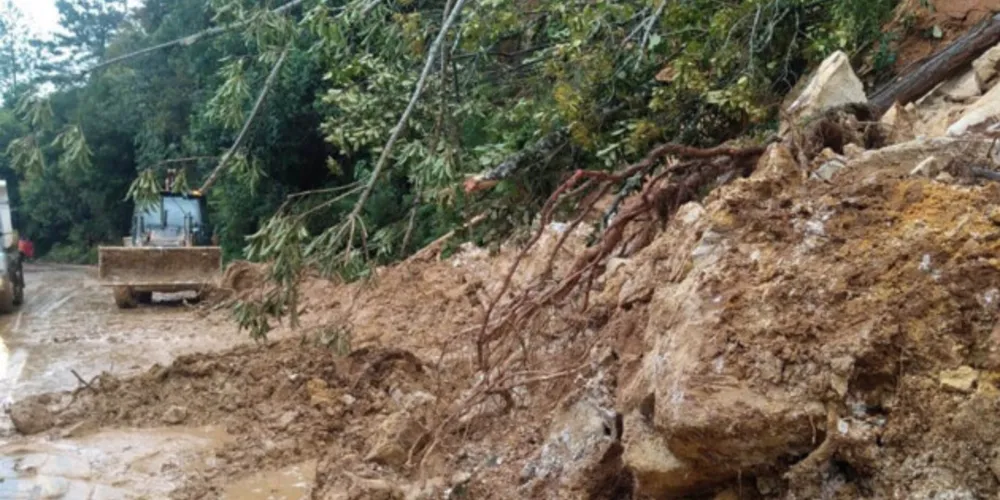 O DER/PR recomenda que os usuários tenham cautela e evitem o tráfego na rodovia