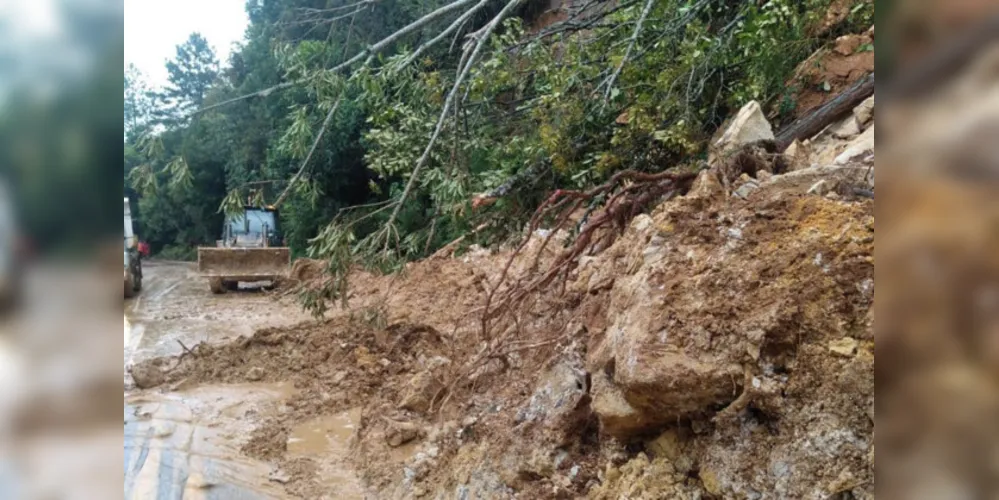 O DER/PR recomenda que os usuários tenham cautela e evitem o tráfego na rodovia