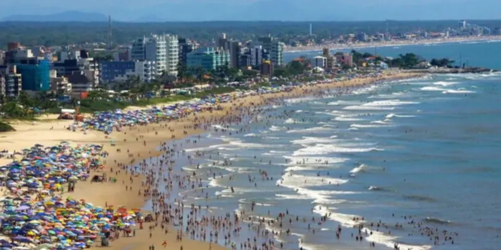O selo “Bandeira Azul” garante que os usuários das praias visitem um ambiente limpo, seguro, com qualidade de água e com serviços e infraestruturas adequadas.
