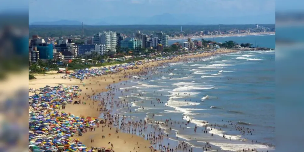 O selo “Bandeira Azul” garante que os usuários das praias visitem um ambiente limpo, seguro, com qualidade de água e com serviços e infraestruturas adequadas.