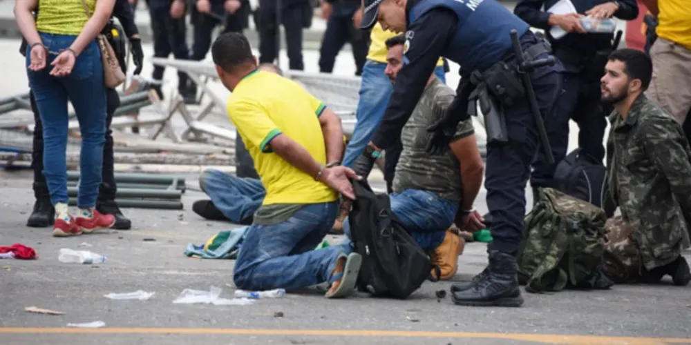 Manifestantes radicais serão enquadrados pelo crime previsto no artigo 359-M do Código Penal: o de tentar depor governo legitimamente constituído