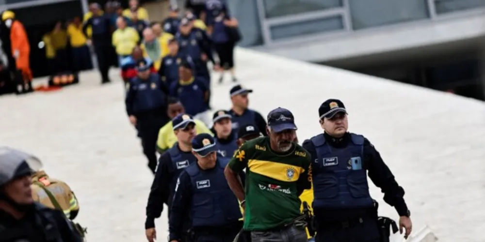 Além da operação, centenas de participantes dos atos em Brasília seguem detidos