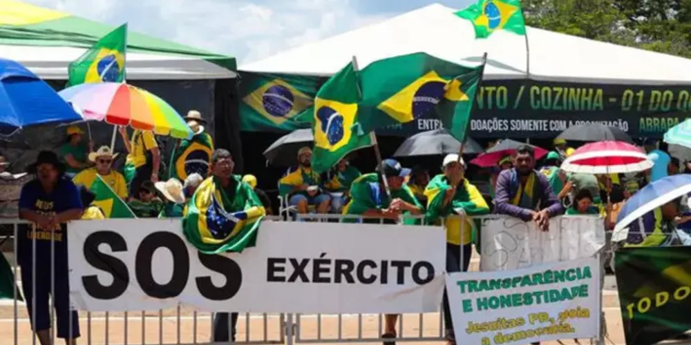 Retirada de bolsonaristas golpistas terá risco de confronto, avaliam comandantes