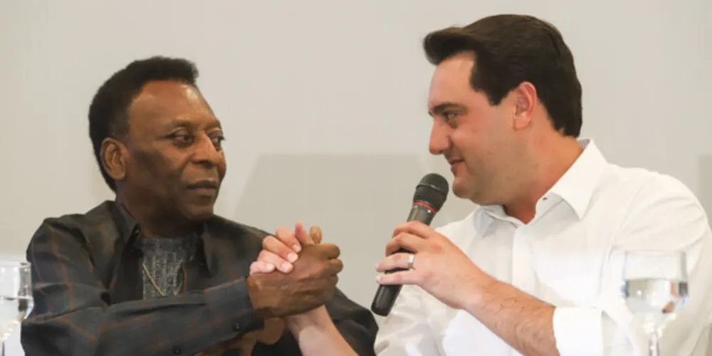 Em suas redes sociais, Ratinho Junior publicou uma foto de um encontro que teve com Pelé em 2019