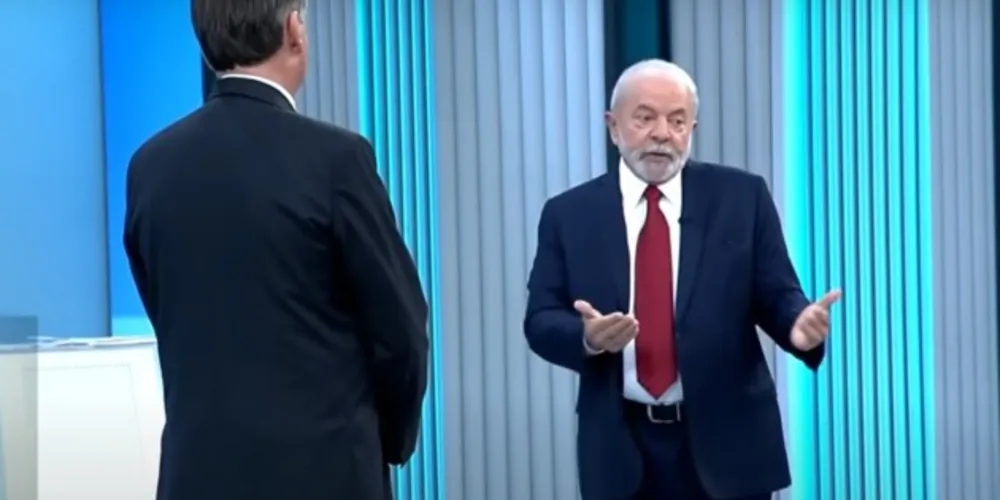 Jair Bolsonaro e Luiz Inácio Lula da Silva durante debate na TV Globo.