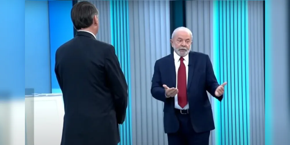 Jair Bolsonaro e Luiz Inácio Lula da Silva durante debate na TV Globo.