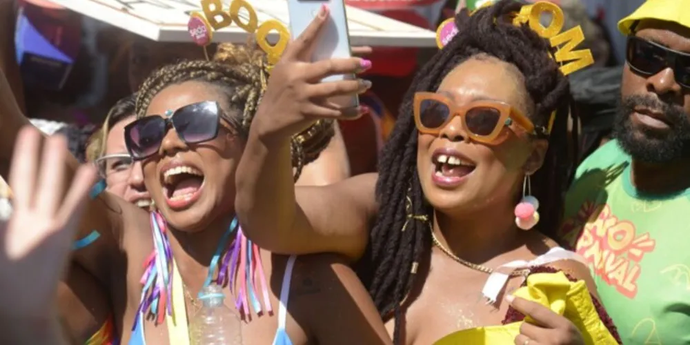 De acordo com a Empresa de Turismo do Município do Rio de Janeiro (Riotur), desde o pré-carnaval até o fim do mês, a cidade terá mais de 400 desfiles realizados