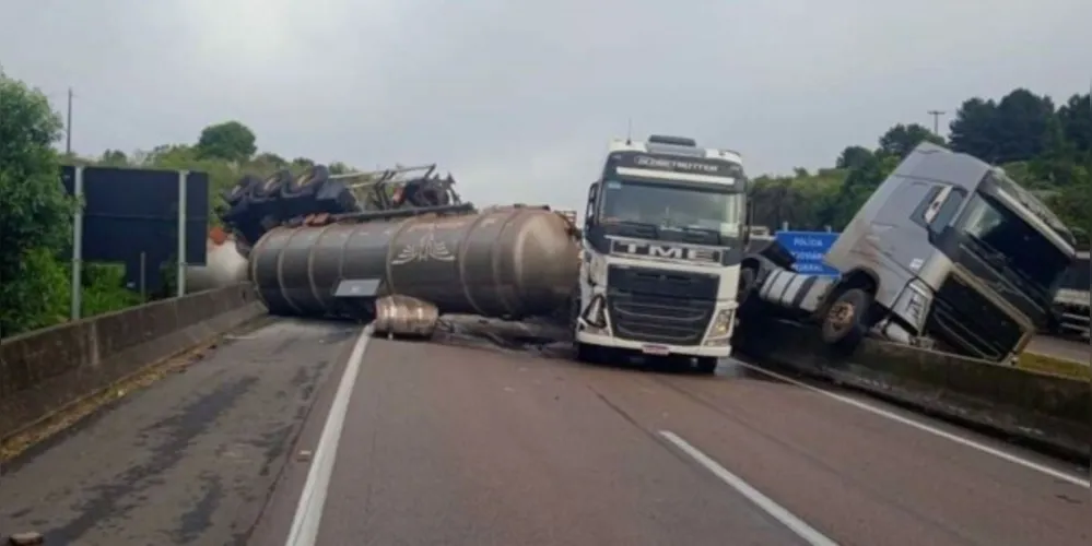 Tombamento foi no sentido Curitiba da rodovia